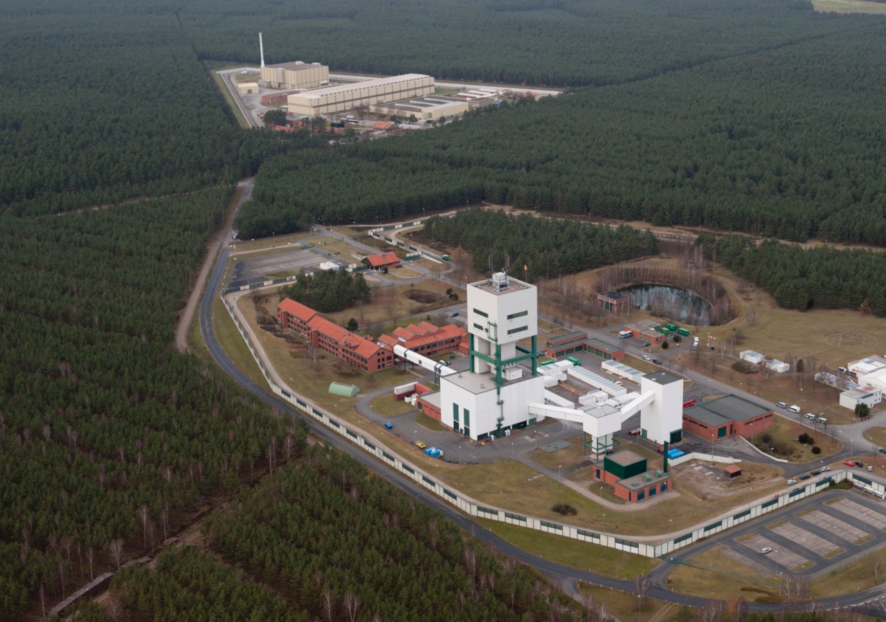 Das Luftbild zeigt das Gelände des Erkundungsbergwerkes (vorne) und des Zwischenlagers in Gorleben. (Foto: Archiv/dapd)