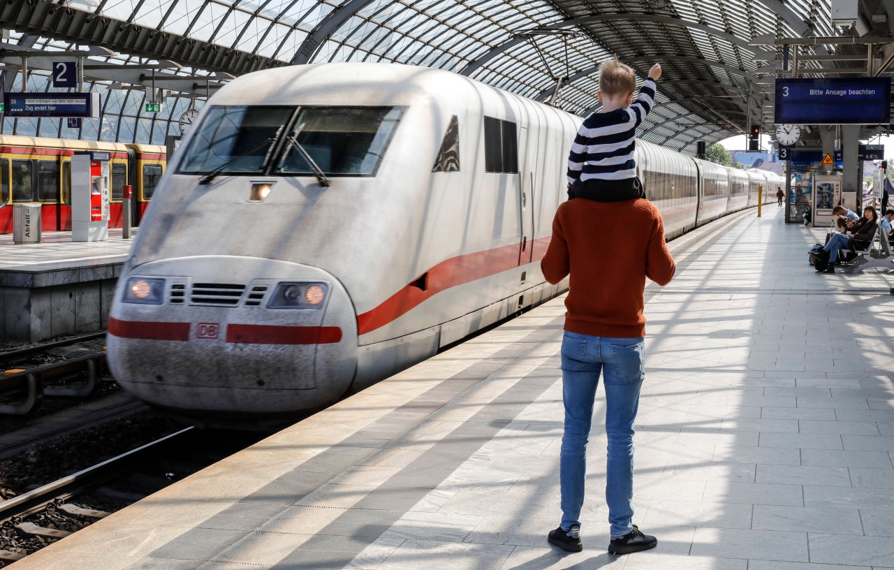 Mit der Deutschen Bahn waren Vater und Sohn unterwegs, als die Polizei eingreift. (Symbolbild)