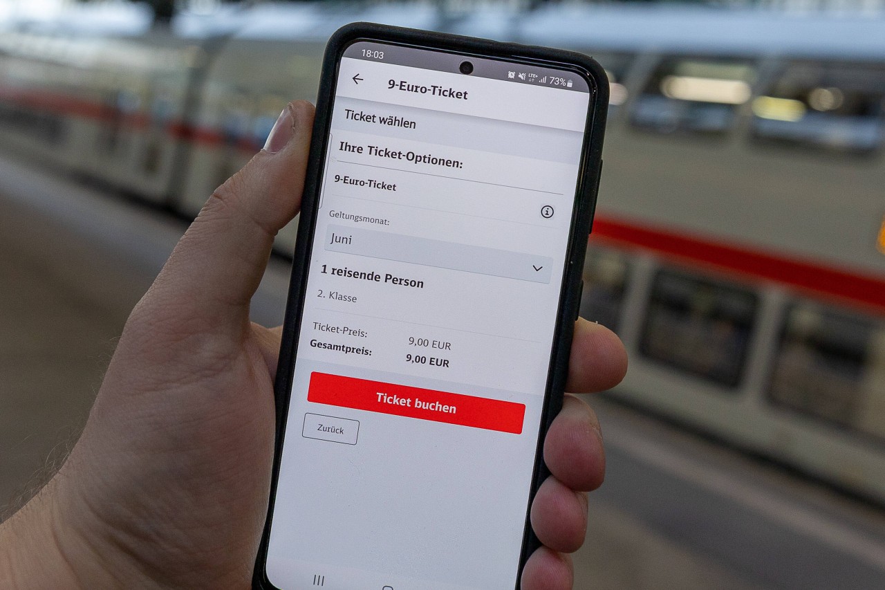 Das 9-Euro-Ticket ist ab sofort bei der Deutschen Bahn erhältlich. Doch es gibt Probleme. (Symbolbild)
