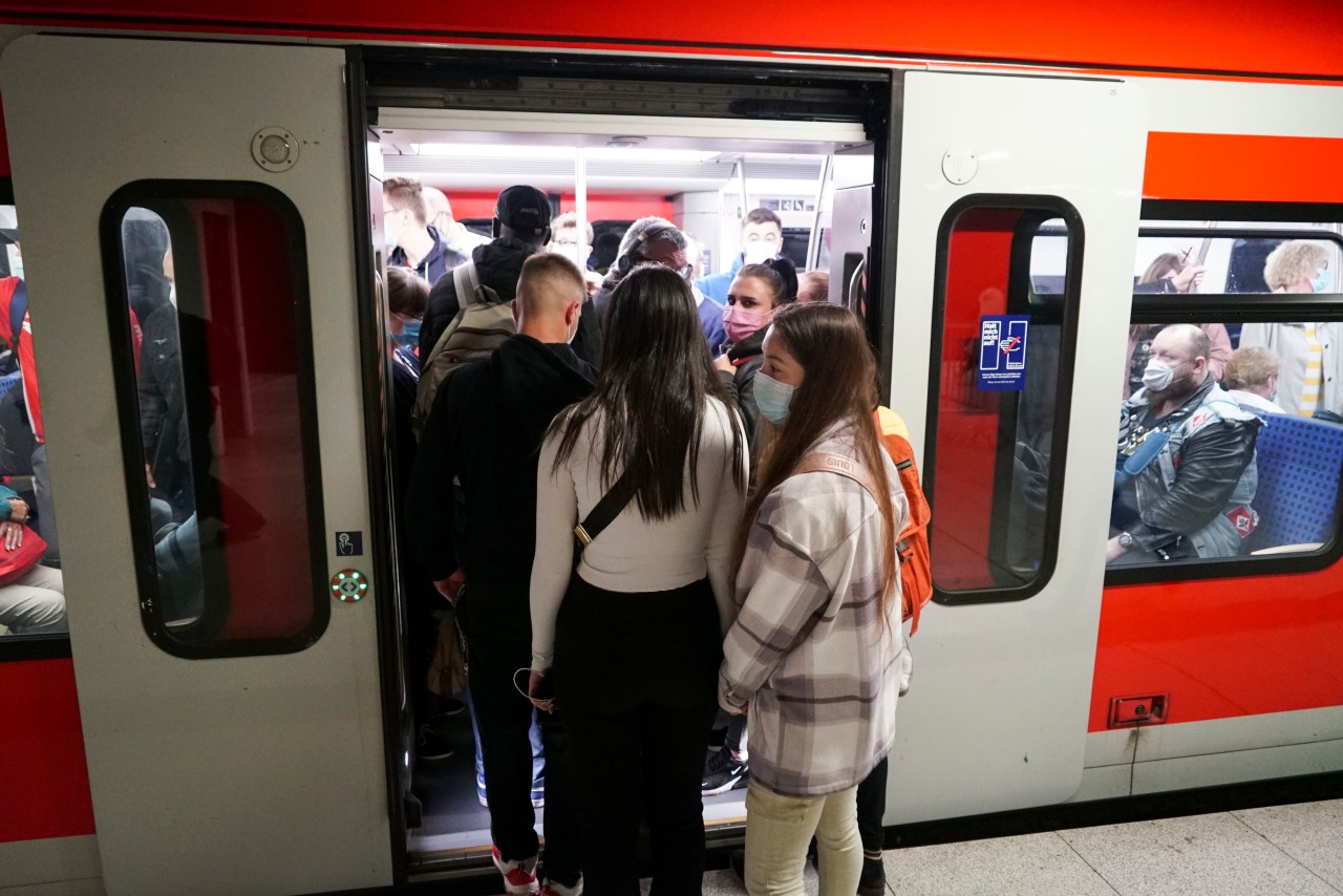 Bei der Deutschen Bahn in NRW droht es wegen des 9-Euro-Tickets eng zu werden. (Symbolbild)