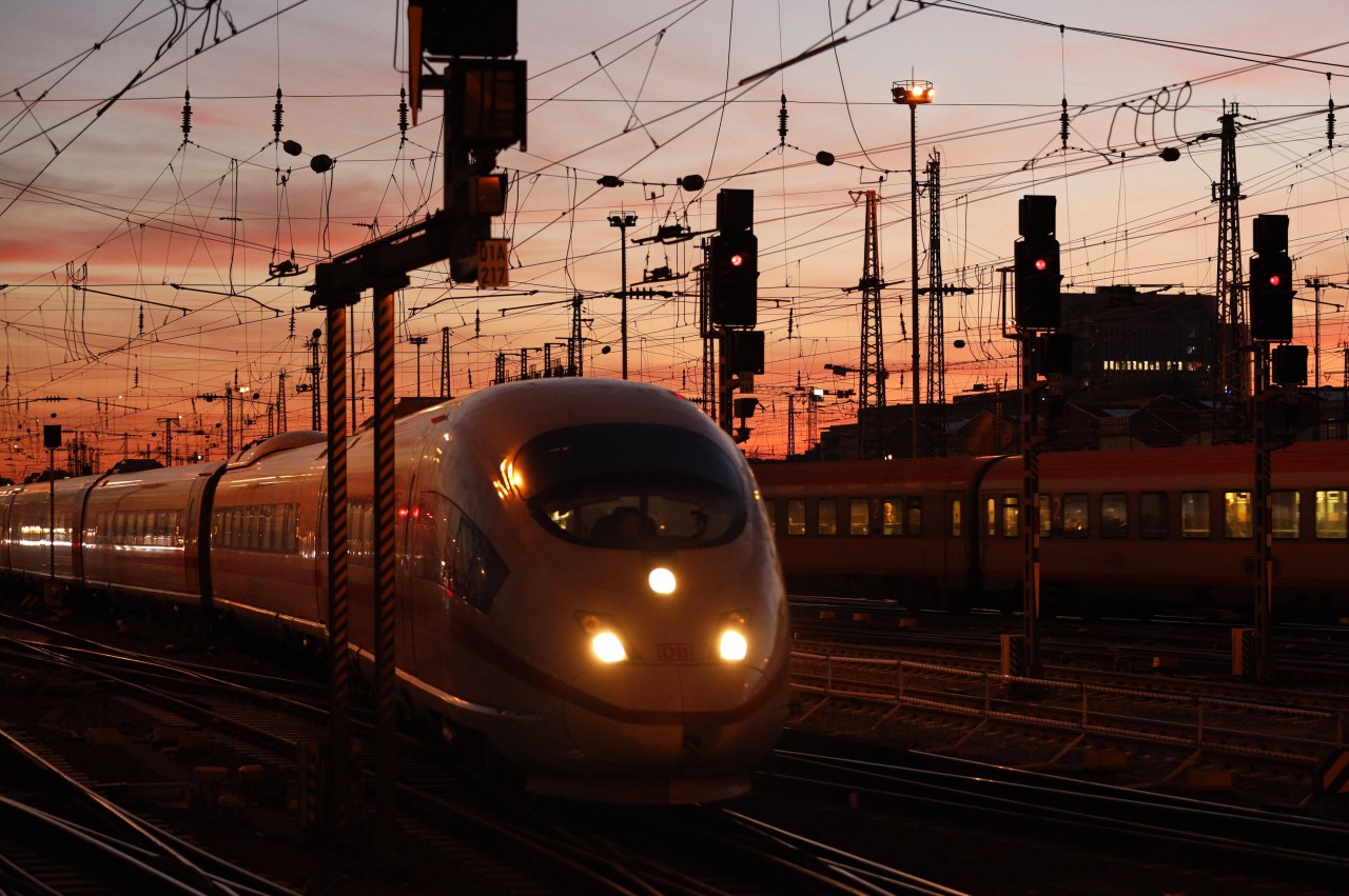 Mit der Deutschen Bahn kannst du bei guter Planung sehr günstig in den Urlaub fahren.(Symbolbild)