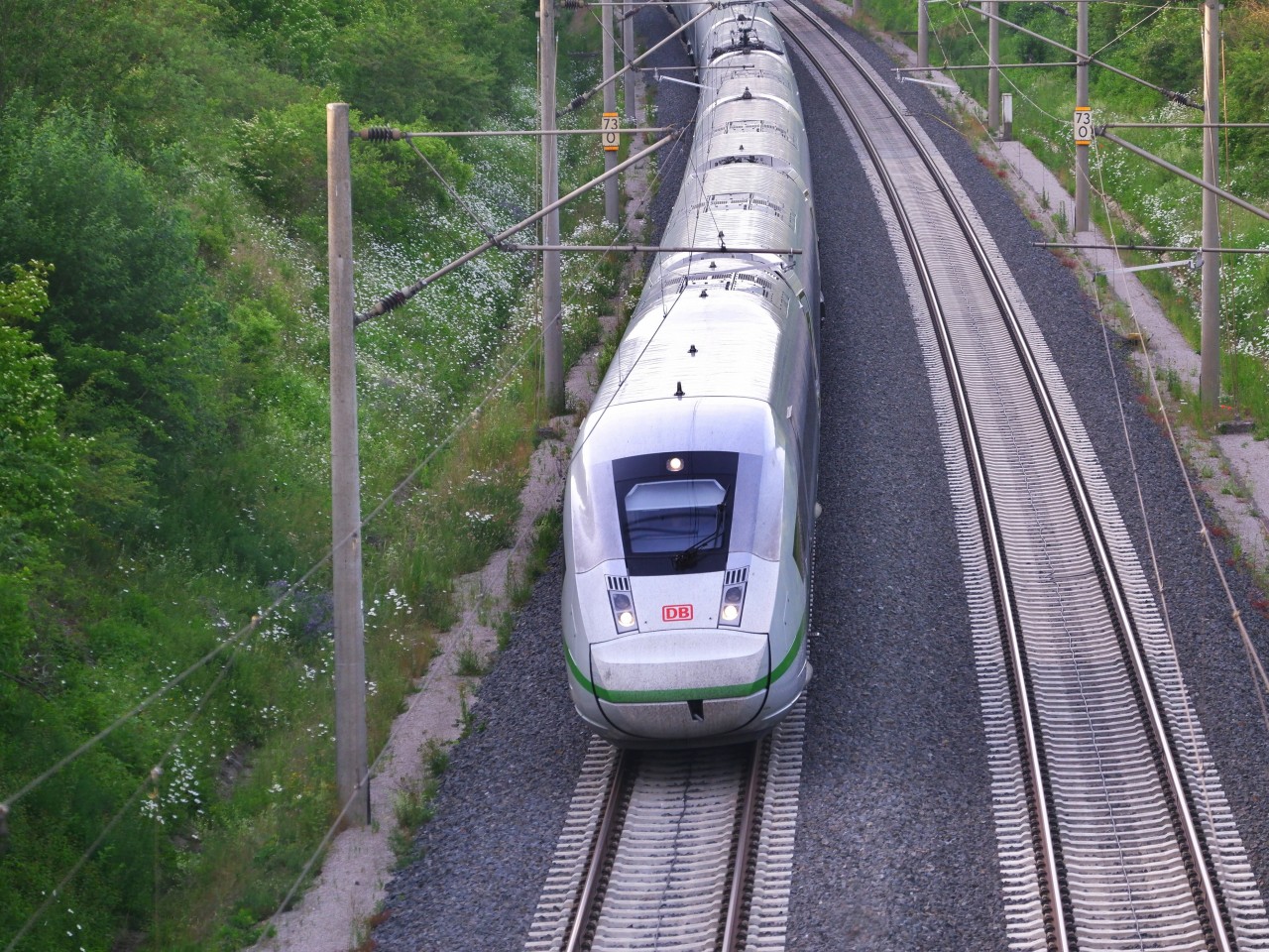 Ein ICE der Deutschen Bahn hat mit einem gewagten Fahrmanöver für Aufsehen gesorgt. (Symbolfoto)