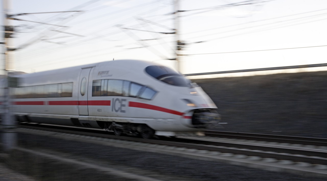 Ein ICE der Deutschen Bahn in NRW war nach dem Vorfall beschädigt. (Symbolbild)