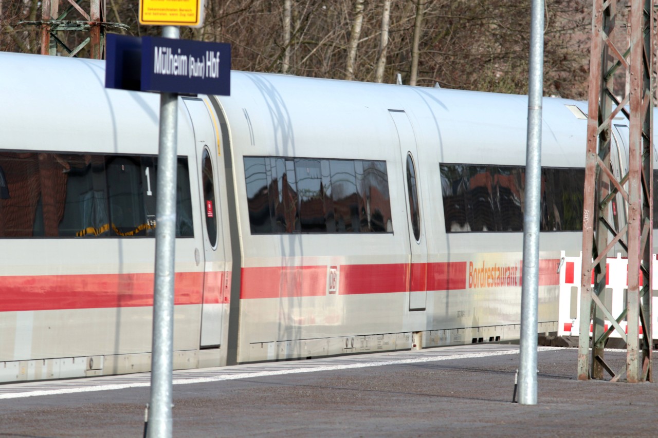 Deutsche Bahn in NRW: Ein Kunde wollte am Mülheim Hauptbahnhof aus dem IC steigen, doch kam nicht raus. (Symbolbild)