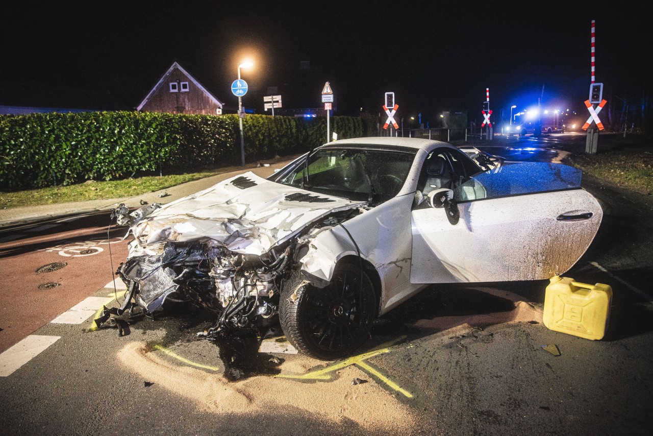 Ein Zug der Deutsche Bahnn in NRW krachte gegen dieses Auto.