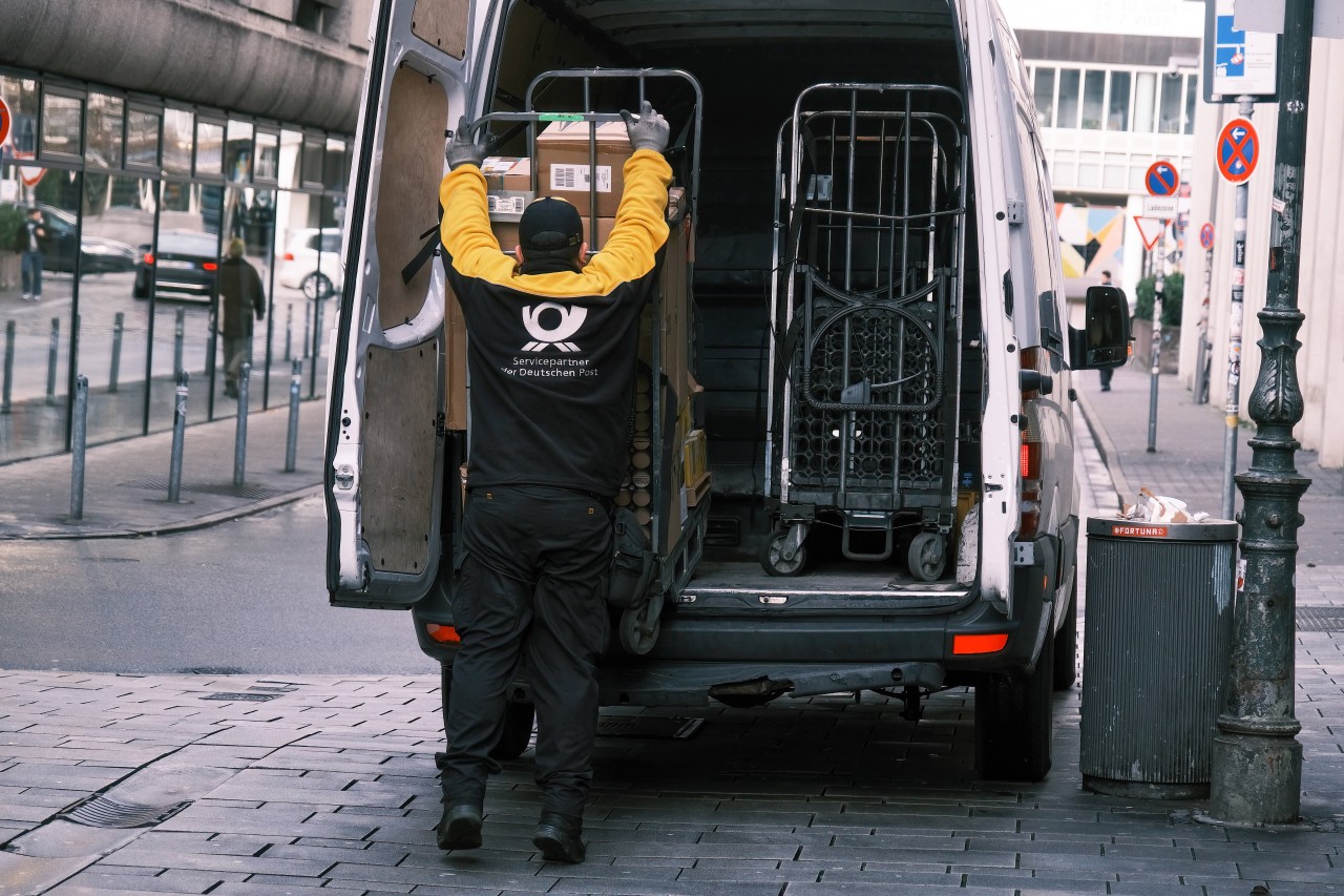 Die Deutsche Post ist sauer! Was ein Zusteller mit den Paketen macht, ist unglaublich. (mbo)