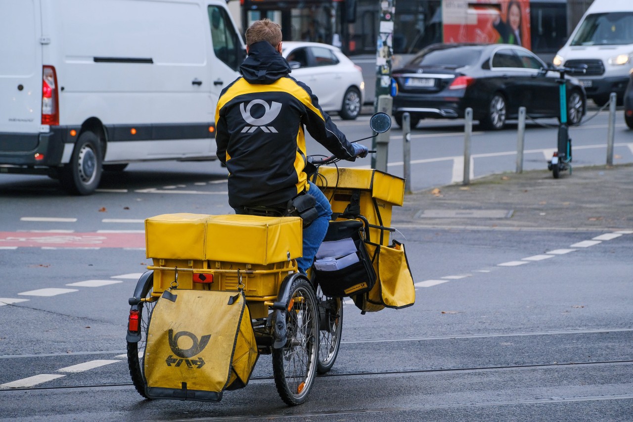 Ein Zusteller der Deutschen Post. (Symbolfoto)