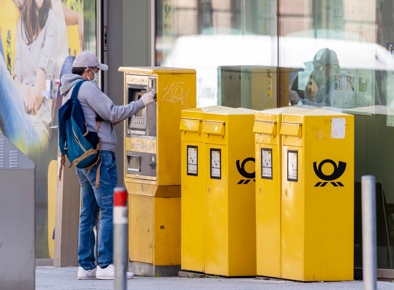 Ein Kunde hat sich Briefmarken der Deutschen Post gekauft – und ist stutzig geworden, als er den Kassenbon gesehen hat. (Symbolfoto)