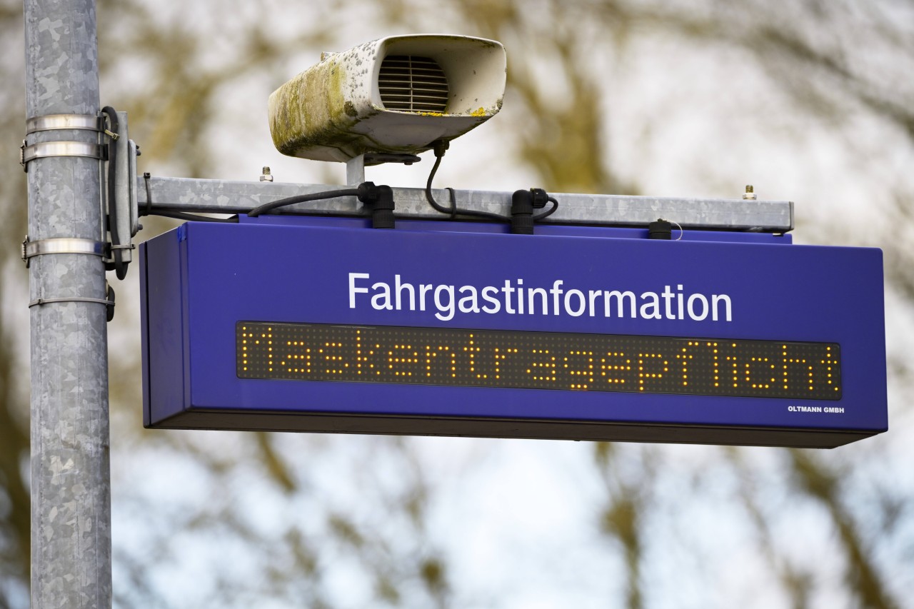 Die Maskenpflicht in Bus und Bahn steht auf der Kippe, zumindest, wenn es nach Verkehrsminister Wissing ginge. (Symbolbild)