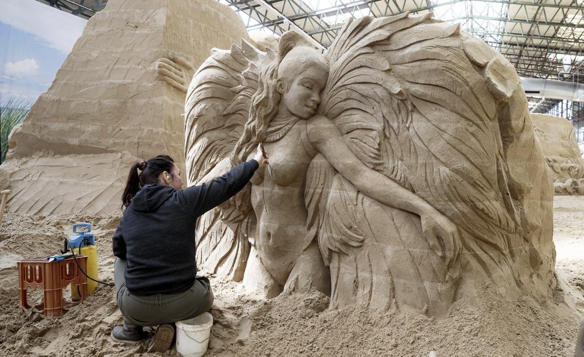 Die ukrainische Künstlerin Iryna Kalyuzhna arbeitet an ihrer Sandskulptur «Brasilien». Die Sandskulpturenausstellung «Reise um die Welt» eröffnet am 07. Mai und dauert bis Ende Oktober. Foto: Markus Scholz/dpa