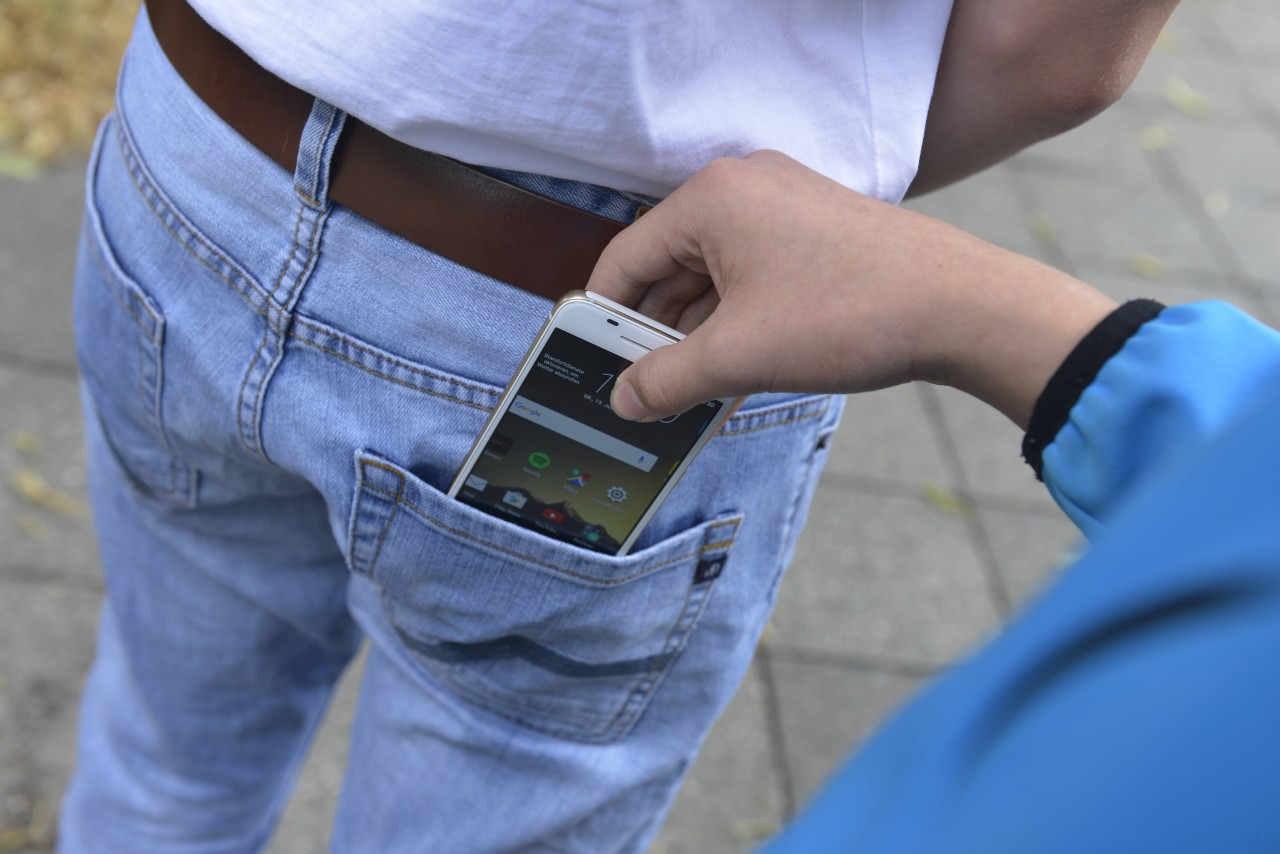 Gelsenkirchen: Ein 15-Jähriger wird von zwei Jugendlichen beklaut und anschließend zum Diebstahl gezwungen (Symbolbild).