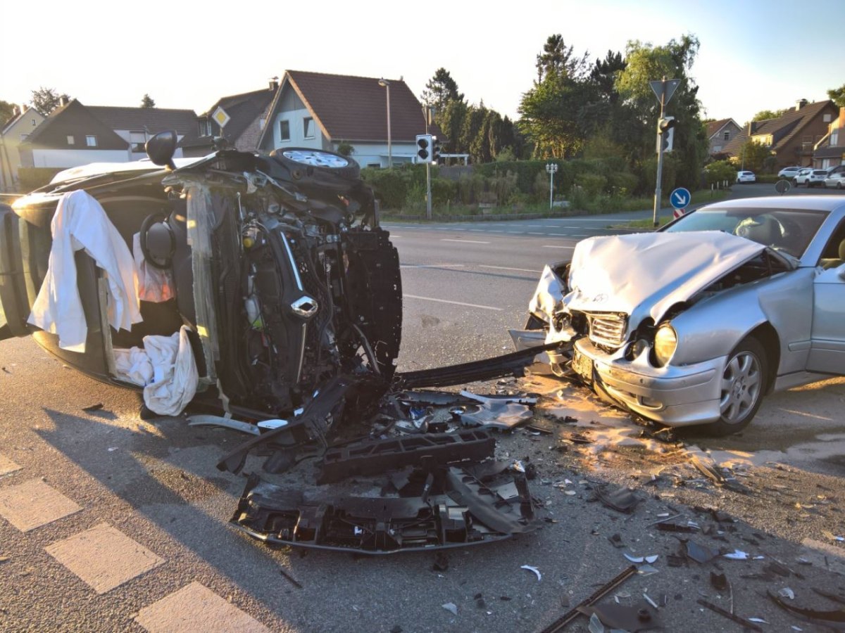 Dinslaken-Unfall-Kreuzung-Brinkstraße.jpg