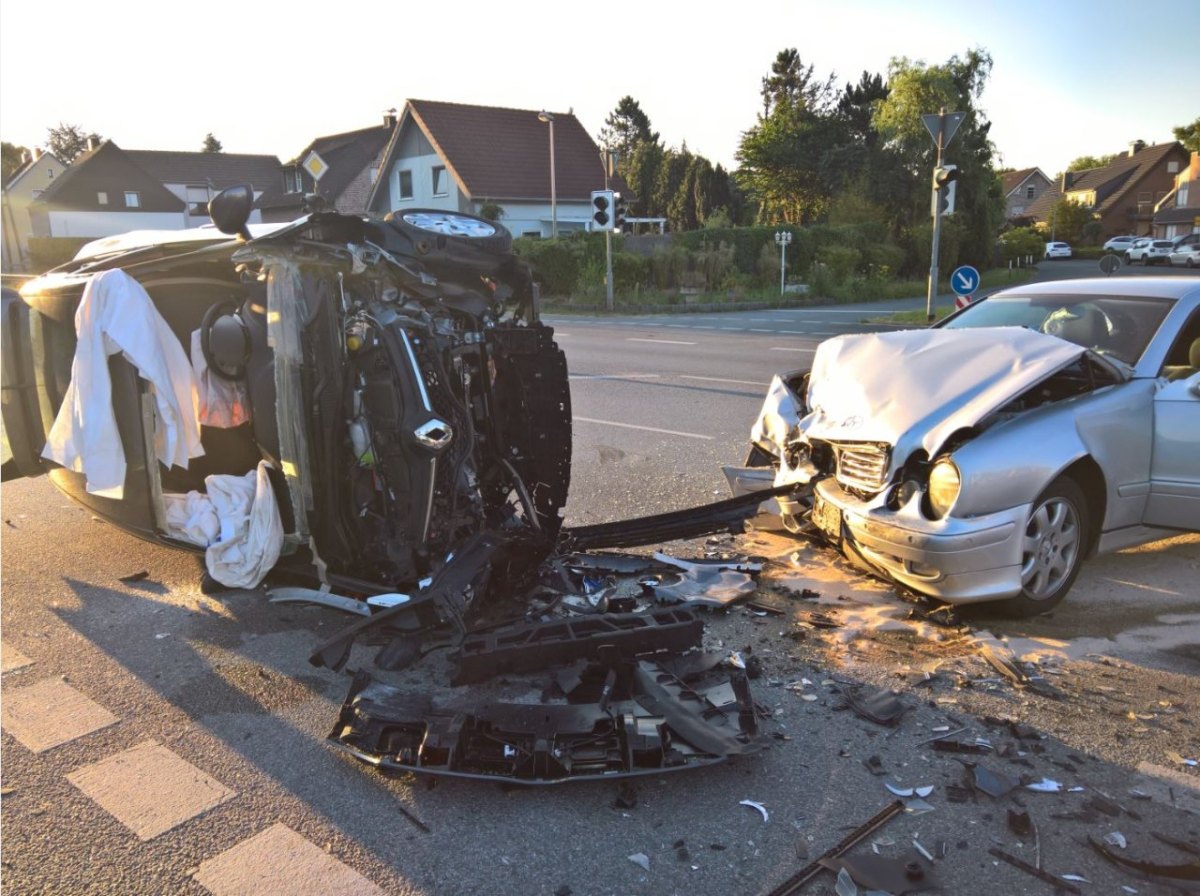 Dinslaken-Unfall-Kreuzung-Brinkstraße.jpg