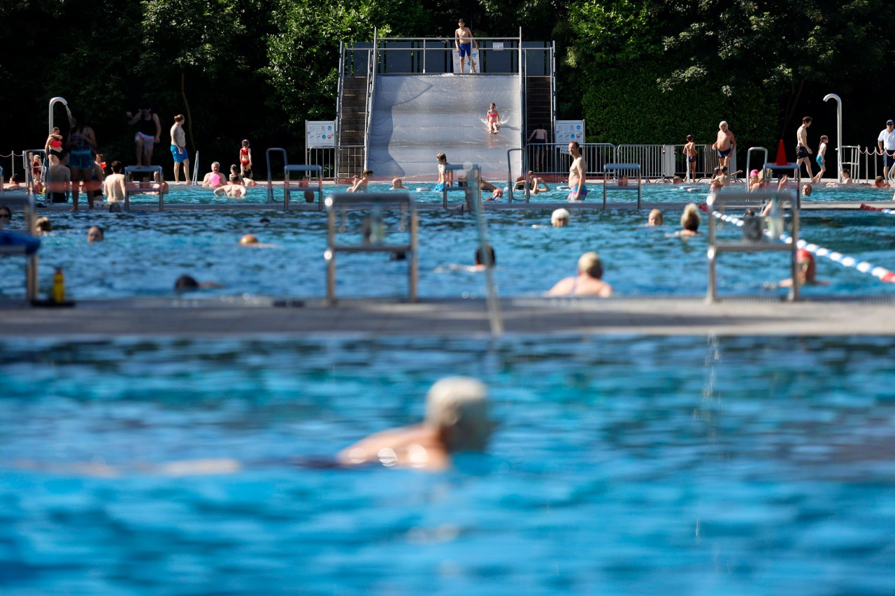 In Freibädern in Dortmund, die von der Sportwelt betrieben werden, darf man als Frau oben-ohne schwimmen. (Symbolbild)