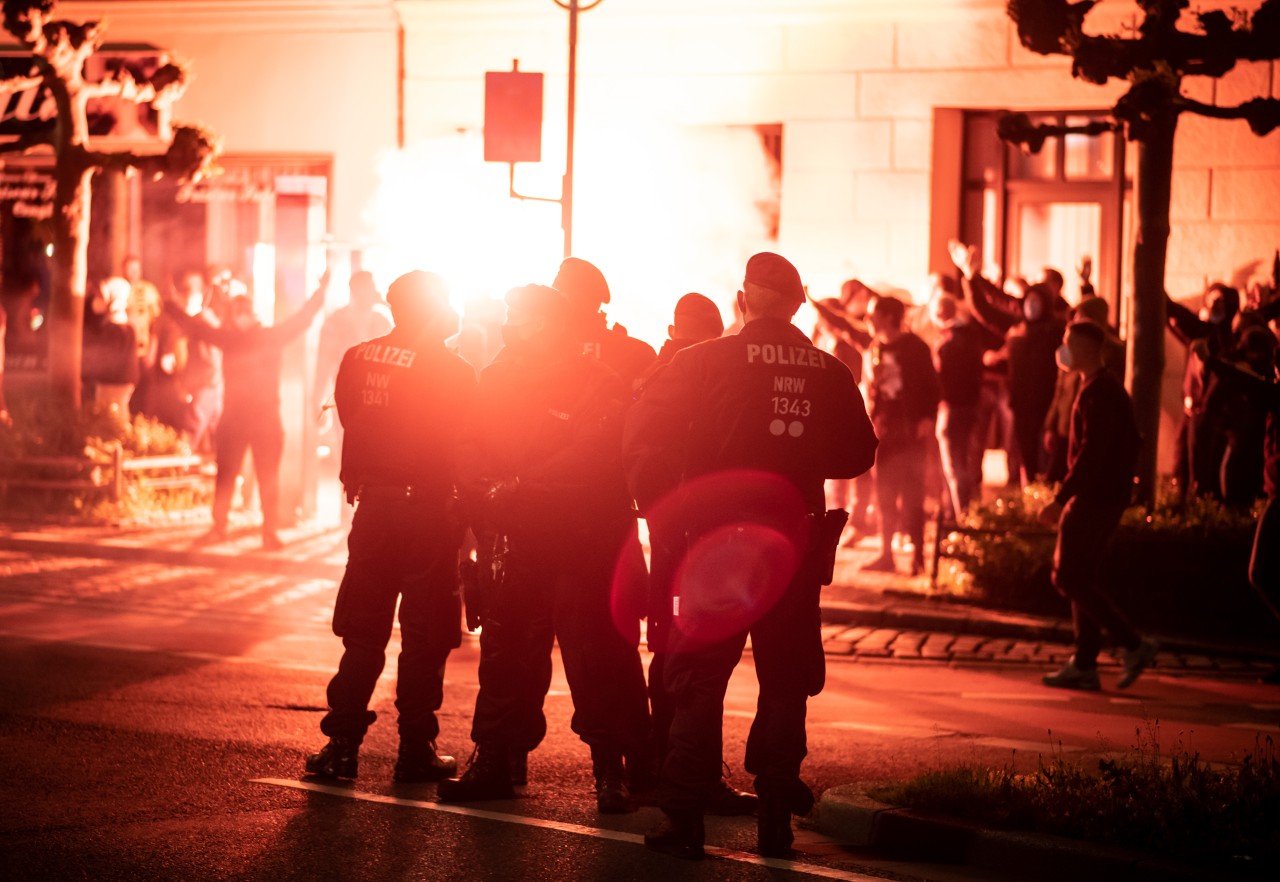 Die Polizei sei "besonnen" vorgegangen gegen die Feiernden.