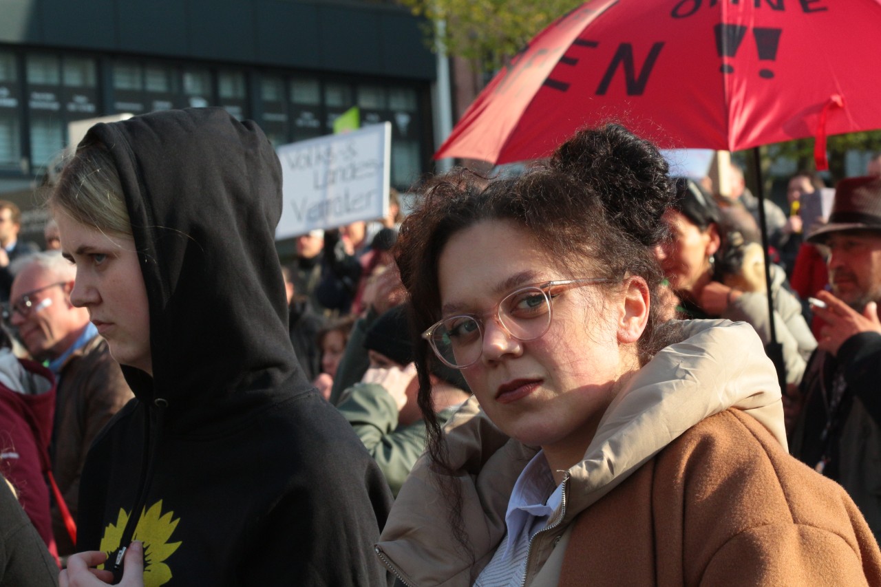 Lea Fries (re.) hatte die Querdenker bei der Veranstaltung in Dortmund im Nacken.