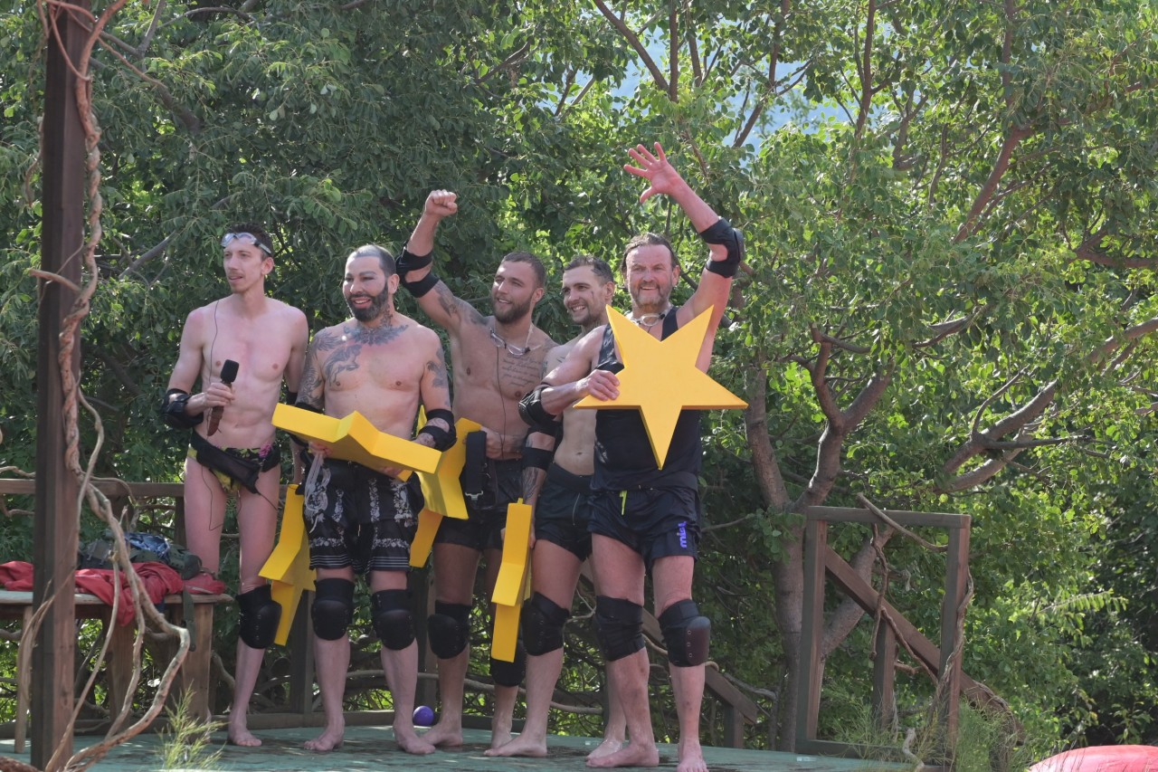 Manuel Flickinger, Harald Glööckler, Filip Pavlovic, Eric Stehfest und Peter Althof (v.l.) konnten sich im Dschungelcamp über fünf Sterne freuen.