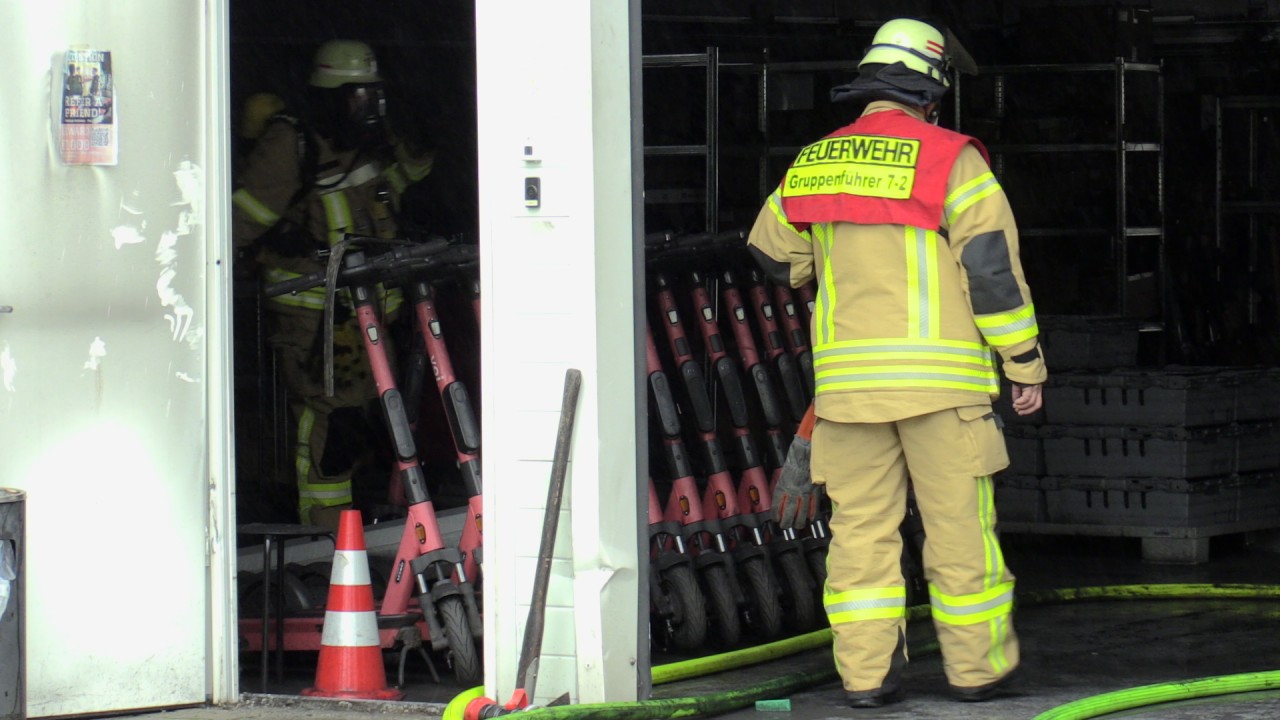 In Düsseldorf fingen die Akkus von E-Scootern Feuer. 