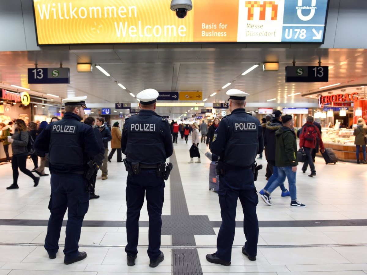 Duesseldorf_Hauptbahnhof_Polizei.jpg