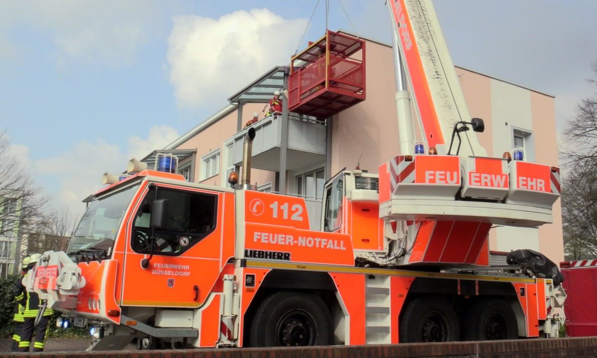 Düsseldorf-Übergewicht-Feuerwehr.JPG