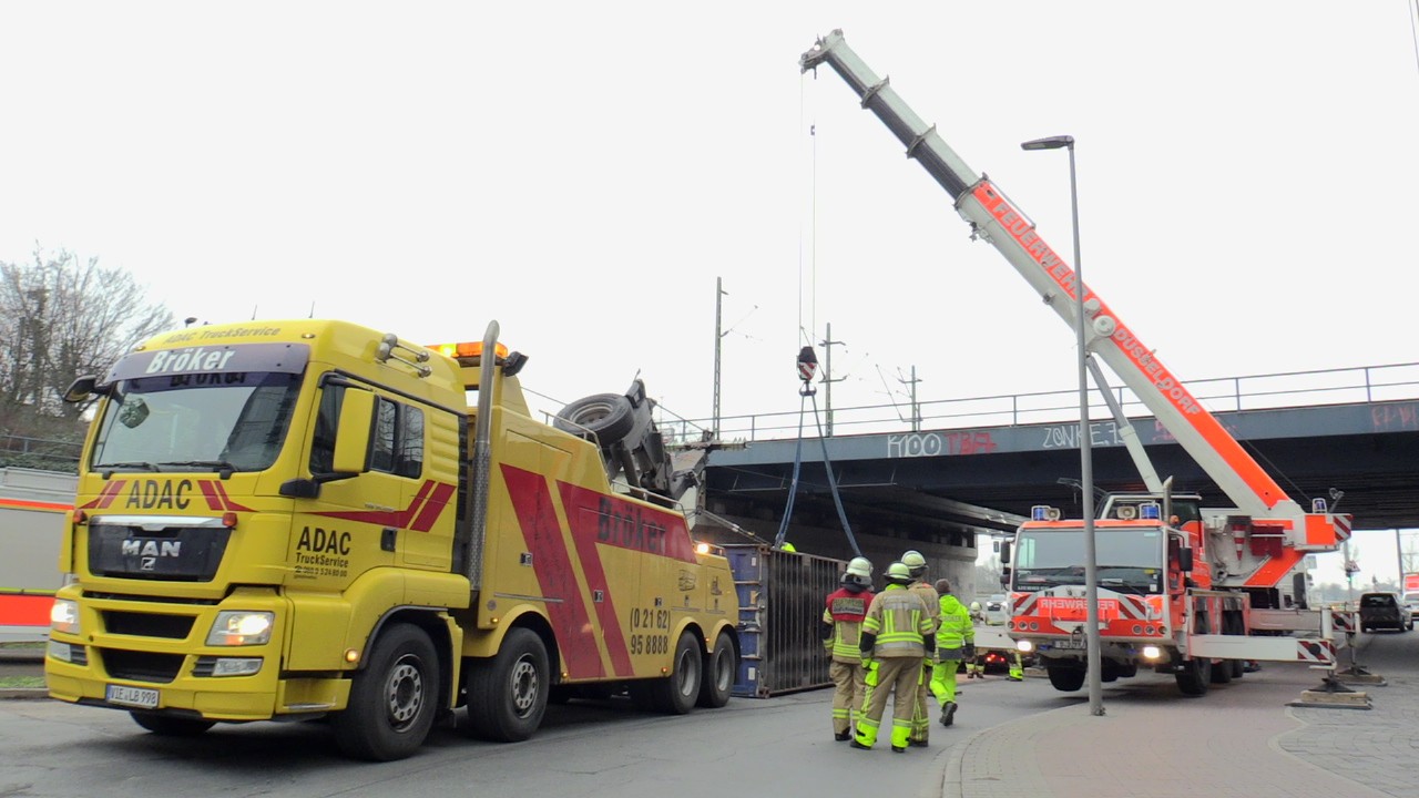 Düsseldorf: Bei der Bergung des umgekippten Lkw war ein Kran im Einsatz.