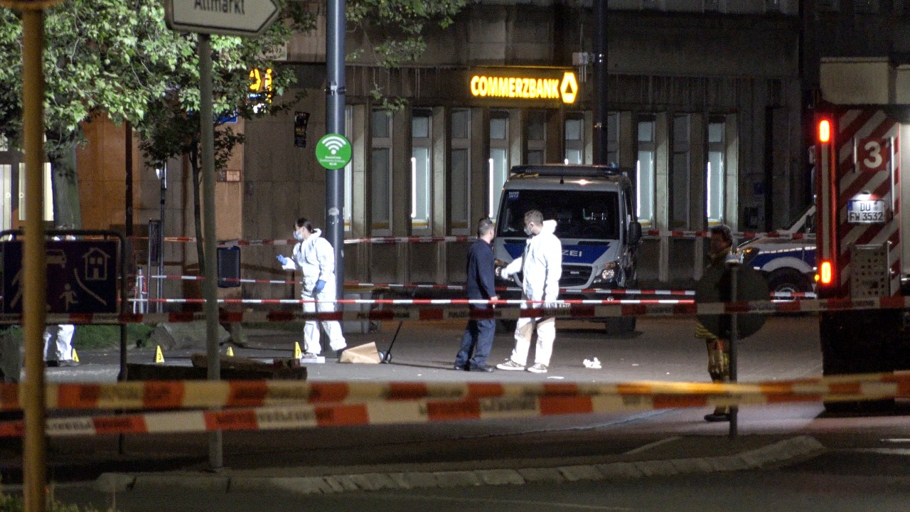 Duisburg: Nach der Schießerei am Altmarkt sicherten Einsatzkräfte bis in die frühen Morgenstunden Spuren.