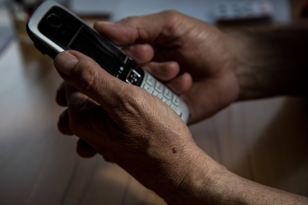 In Duisburg hat sich ein Trickbetrüger am Telefon als Polizist ausgegeben. (Symbolbild) 