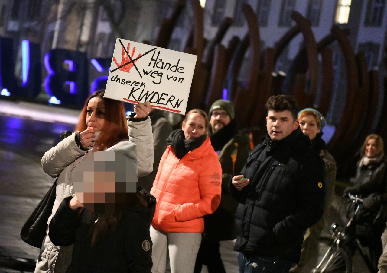 Duisburg: Impfgegner zogen am Montag durch die Innenstadt.