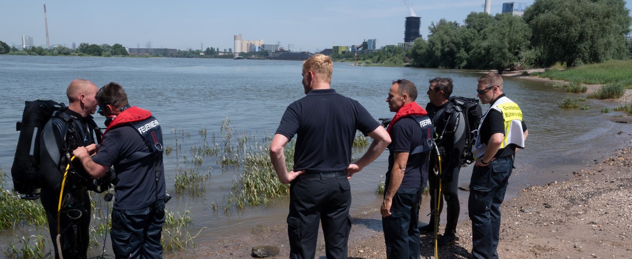 Rettungstaucher suchen nach den vermissten Mädchen, bisher erfolglos.