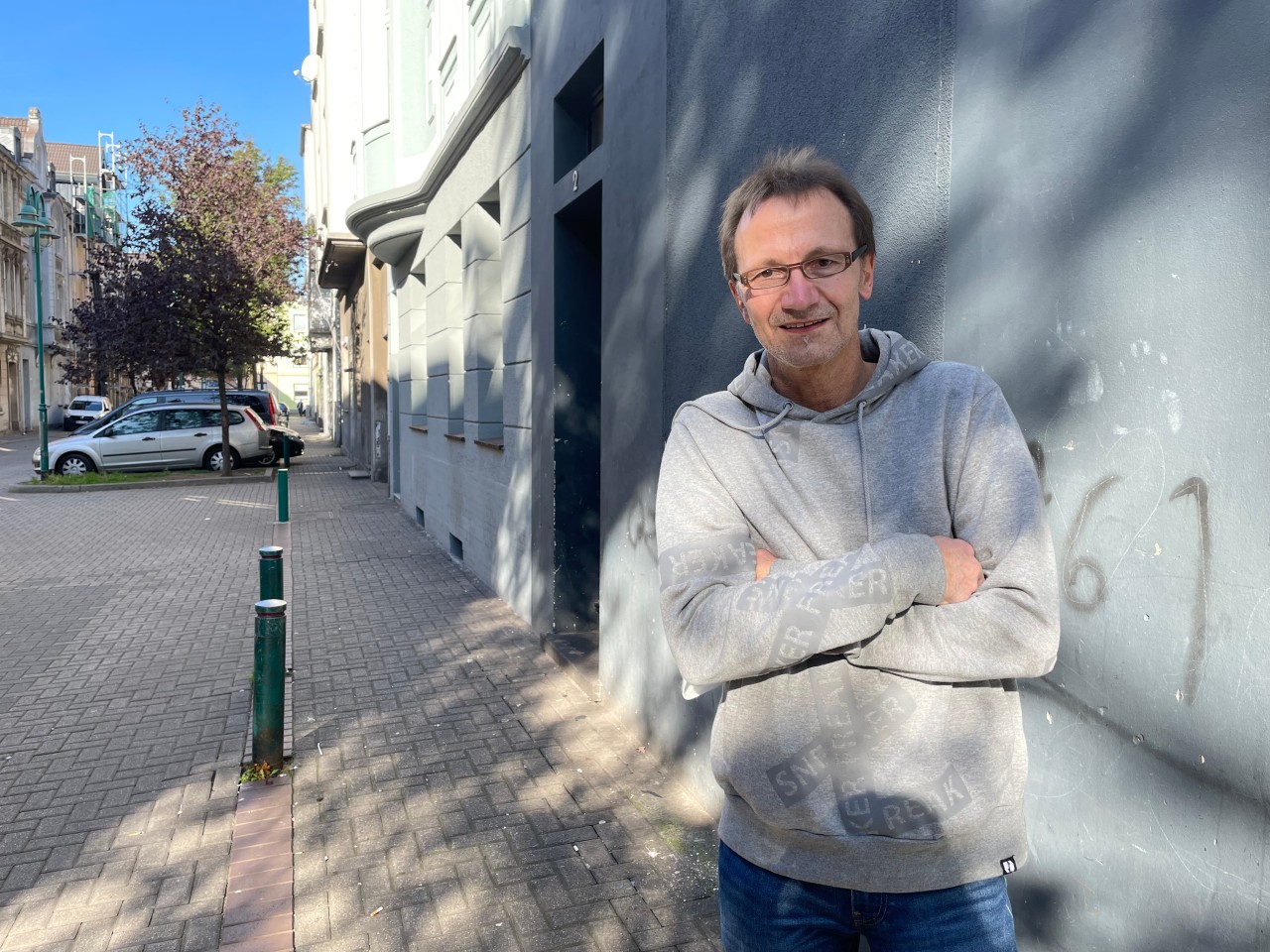 Tierschützer Rainer Sobottka sorgt sich um die vielen Straßenkatzen in Duisburg-Marxloh. 