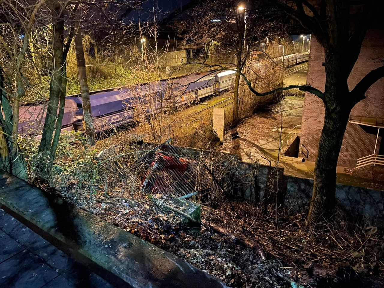 Duisburg: Oldtimer-Fahrer fällt Böschung hinunter und überschlägt sich – doch dann nimmt der Unfall eine Wende.