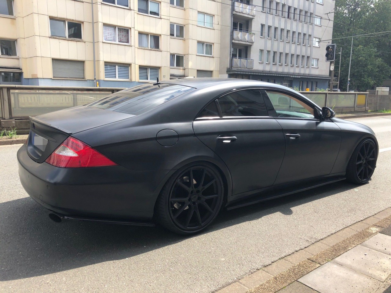 Duisburg: Polizei mit Überraschungs-Einsatz gegen Clans – dieses Auto fiel ihnen besonders ins Auge! 