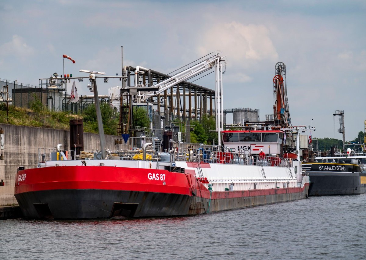 Duisburg: Spektakulärer Einsatz! Bewusstloser muss aus Binnenhafen gerettet werden