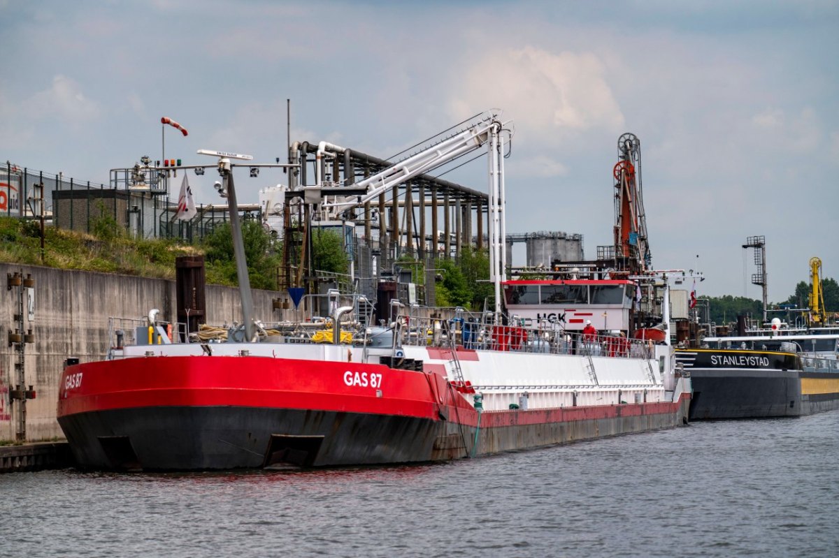 Duisburg: Spektakulärer Einsatz! Bewusstloser muss aus Binnenhafen gerettet werden