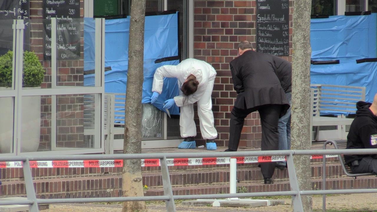 Eine Scheibe des Café Vivo ist zerstört. Ist es das Einschussloch?