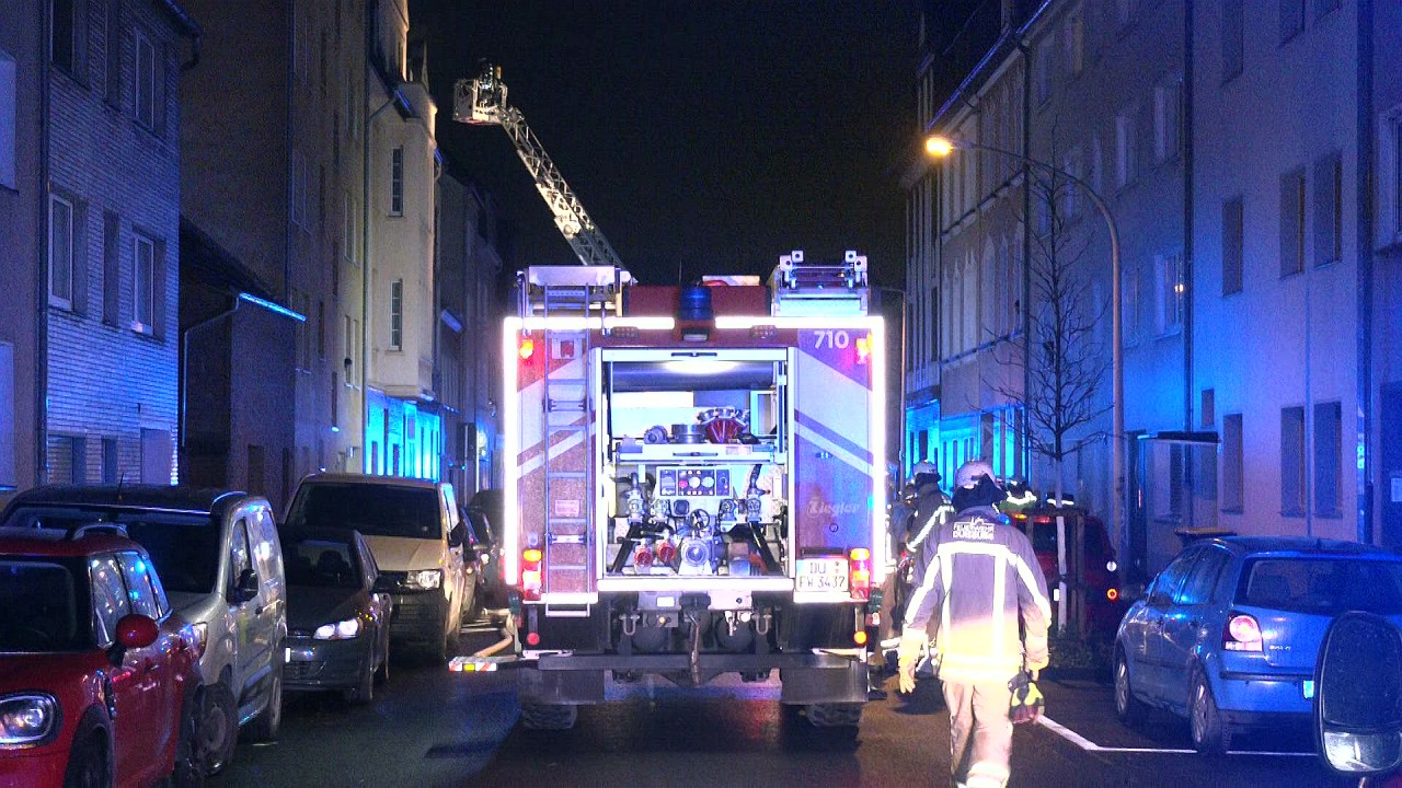 Bei einem Wohnungsbrand in Duisburg kommt ein Mann ums Leben. 