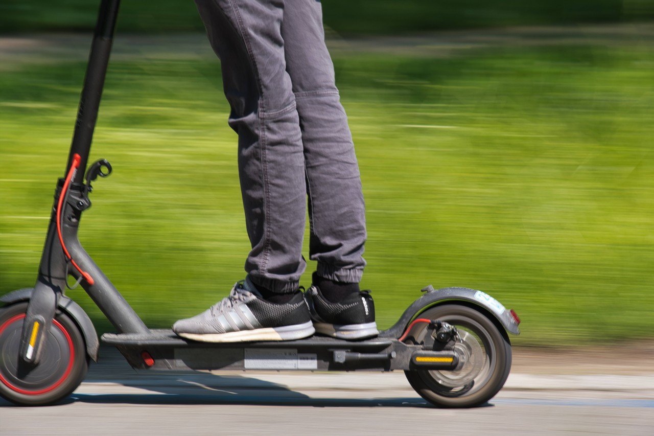 Ein Mann verletzte sich bei einem Unfall in Oberhausen mit seinem E-Scooter schwer (Symbolfoto).