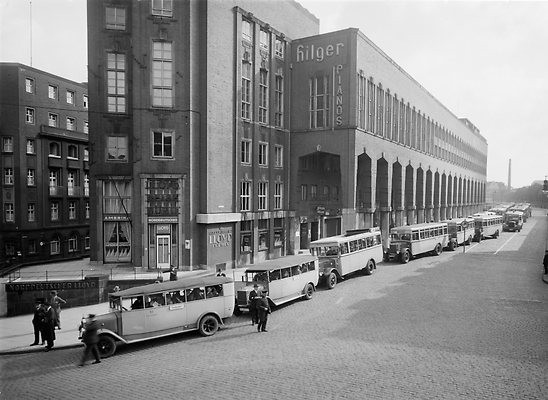 Sonderfahrt der Autobusse an der Börse in Essen, heute Haus der Technik.