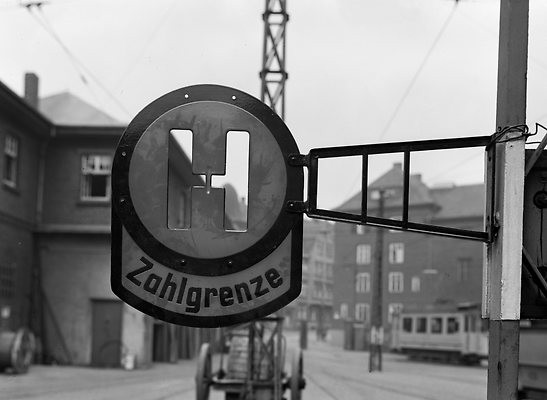 Haltestellenschild mit Zahlgrenze in der Grillostrasse.