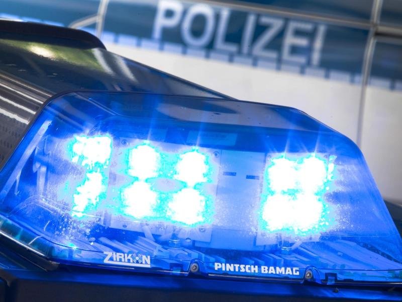 Ein Blaulicht leuchtet auf dem Dach eines Polizeiwagens.