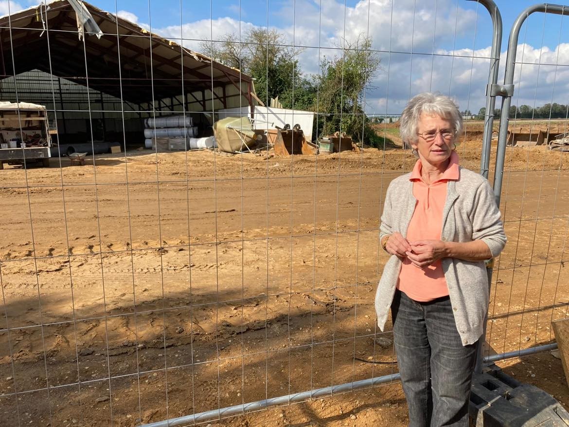 Waltraud Groten aus Erftstadt-Blessem steht dort, wo einst ihr Garten war.