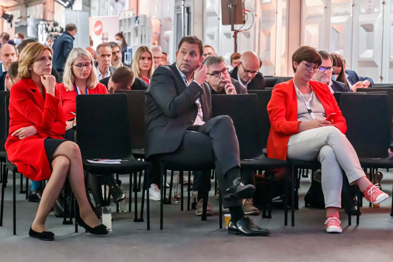 Saskia Esken verfolgte das Triell zusammen mit SPD-Generalsekretär Lars Klingbeil und Ministerpräsidentin Malu Dreyer. 