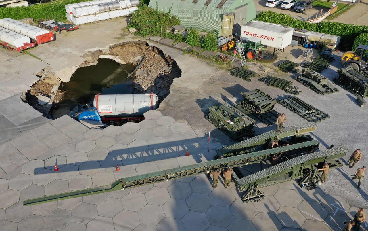 Die Bundeswehr war im Einsatz, um eine Behelfsbrücke auf dem Gelände zu bauen. (Archivbild)