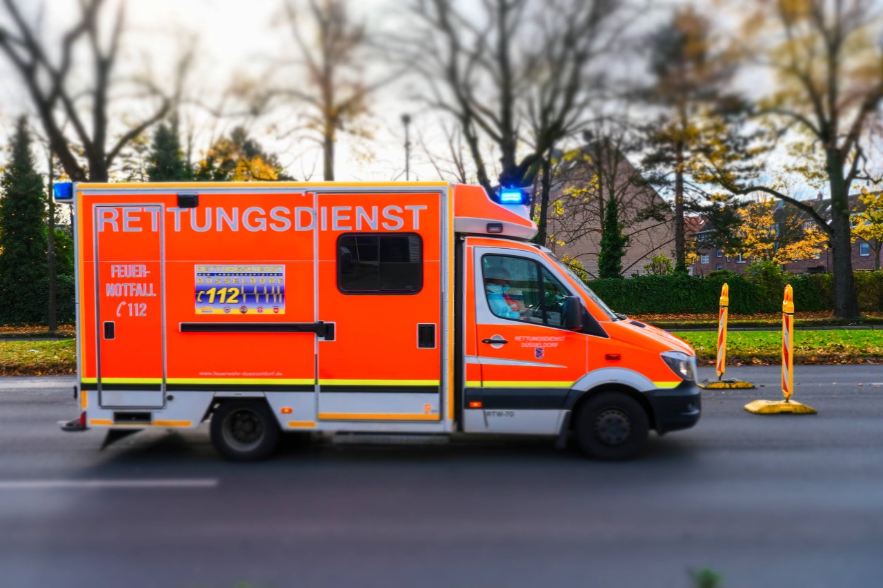 In Essen wird ein Mann von einem Auto angefahren und muss dann umgehend ins Krankenhaus. (Symbolbild)