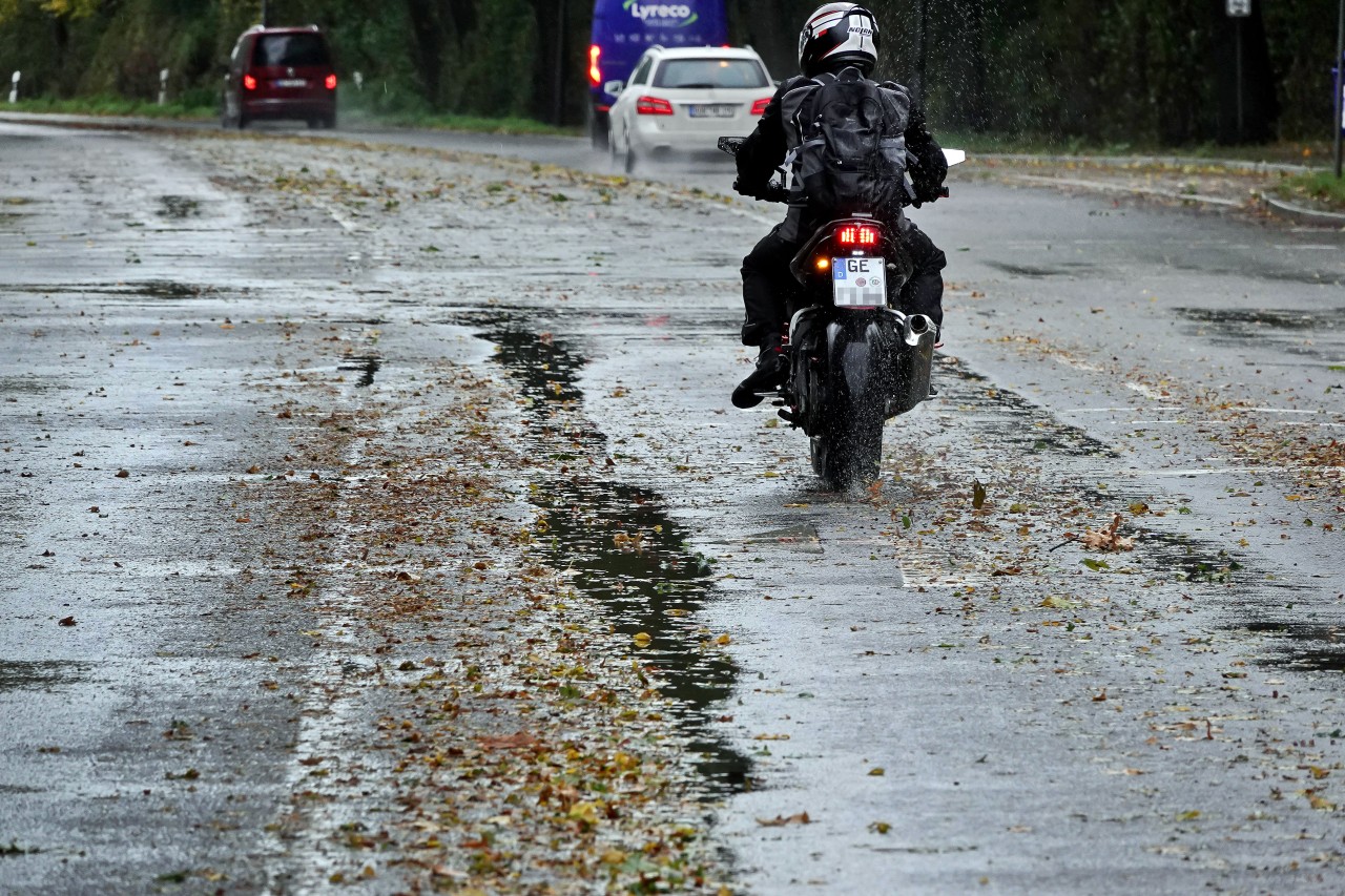 Die Stadt Essen beseitigt Spurrillen auf der Ruhrallee. (Symbolbild)