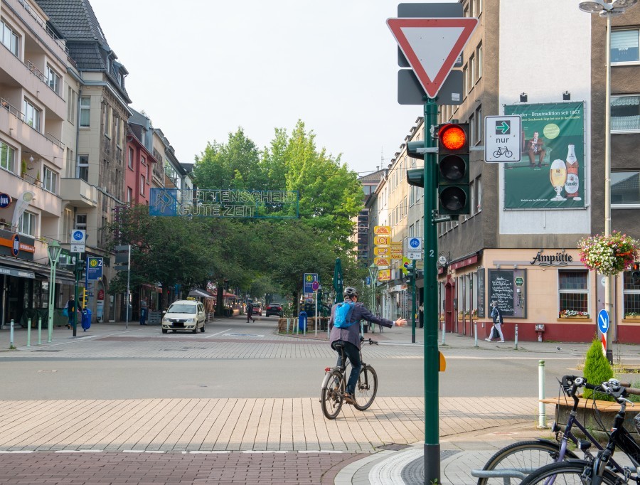 Der neue Grünpfeil für Radfahrer wird zunächst an 16 Kreuzungen im Essener Stadtgebiet angebracht.