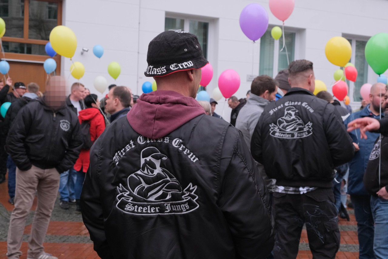 Um sich über das Bündnis „Steele bleibt bunt“ lustig zu machen, marschierten die „Steeler Jungs“ 2019 mit bunten Luftballons durch Essen.