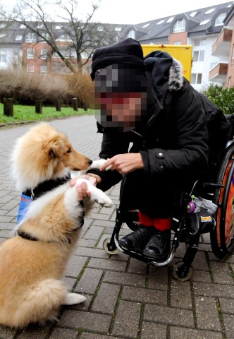 Filiz E. sitzt selbst im Rollstuhl. Angeblich seit ihrer Jugend. Ihre Söhne bestreiten, dass das stimmt. (Archivbild)