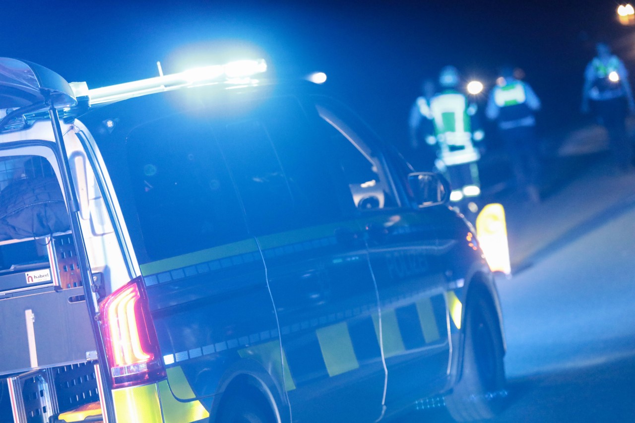 In Essen sind eine Autofahrer und eine Straßenbahn zusammengestoßen – mit verheerenden Folgen für den 42-jährigen Twingo-Fahrer. (Symbolbild)