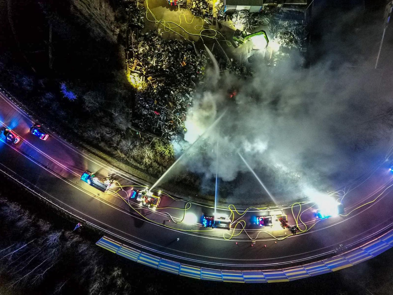 Die Feuerwehr Essen bekämpfte den Großbrand von der Auffahrt der A42 in Altenessen aus.